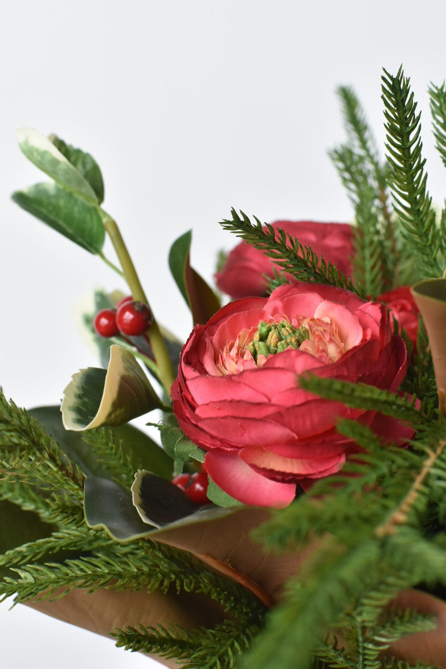 Red Ranunculus/Holly/Norfolk/Magnolia Pine Drop In X02