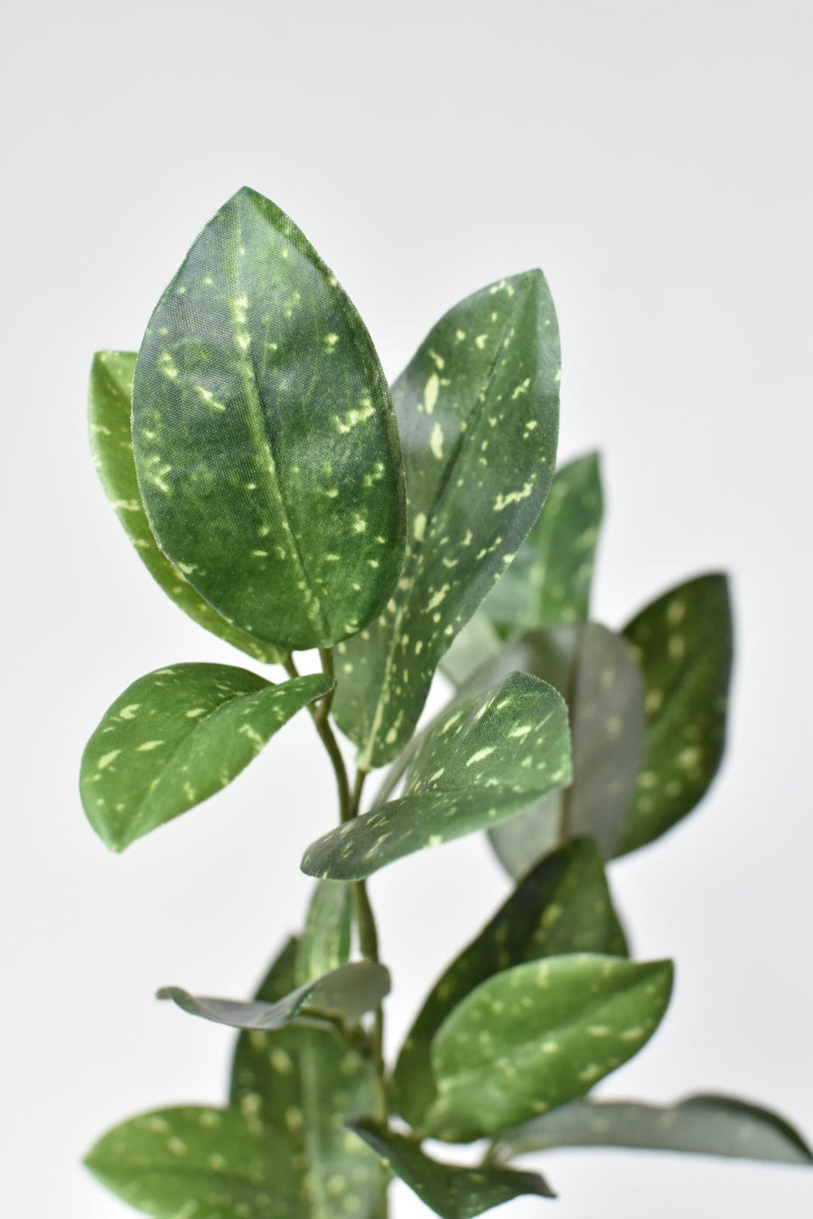 25" Faux Hoya Leaf Stem
